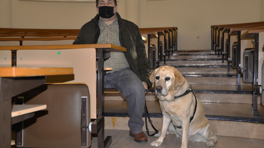 Desi, la perra guía que se ganó el derecho a aparecer en una orla de la UCLM, junto a Abel Beldad, al que acompañó en sus estudios