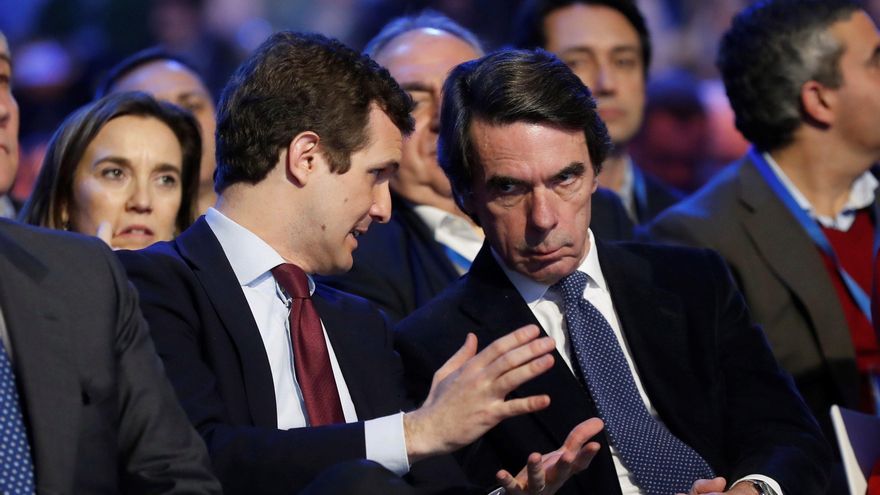 Aznar escucha a Casado durante la convención del PP.