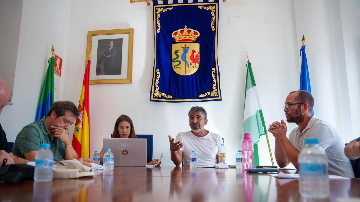 Berrocal pide "unidad de acción" a las administraciones para que salgan a su "rescate" tras el incendio de Niebla