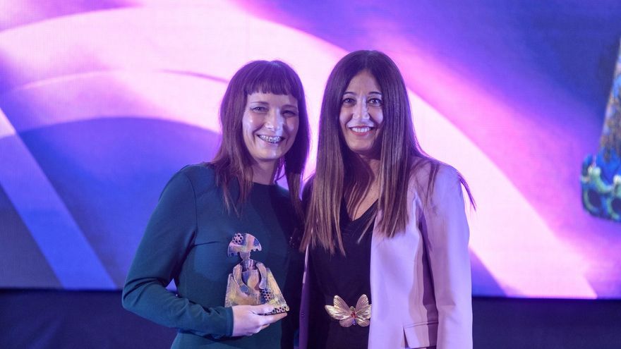 Patricia Ortiz, educadora social en Villalba de la Sierra (Cuenca), a la izquierda, junto a la directora del Instituto de la Mujer de Castilla-La Mancha, Pilar Callado