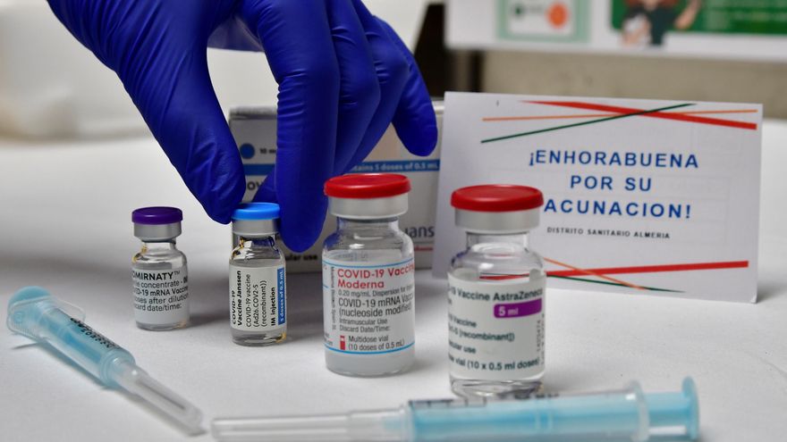 Un sanitario manipula las dosis de cuatro vacunas distintas.