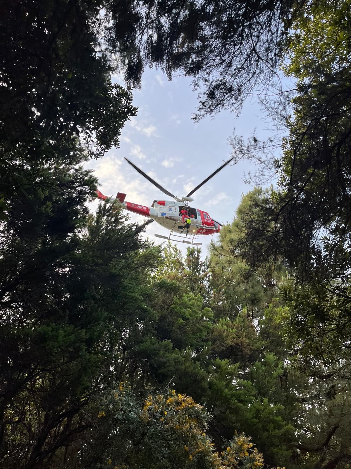 Rescate en el helicóptero del GES de los dos senderistas heridos en  Marcos y Cordero  (San Andrés y Sauces).