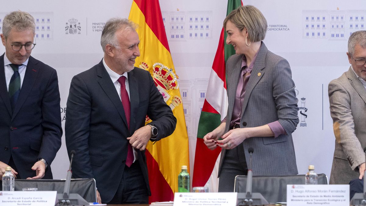 El ministro de Política Territorial, Ángel Víctor Torres, y la consejera de Gobernanza, Administración Digital y Autogobierno del País Vasco, Maria Ubarretxena, durante la reunión de la Comisión Mixta de Transferencias entre el Estado y el País Vasco, a 1