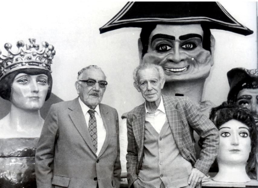 Félix Castilla con algunos de sus gigantes y cabezudos,  junto a su amigo Félix Duarte.