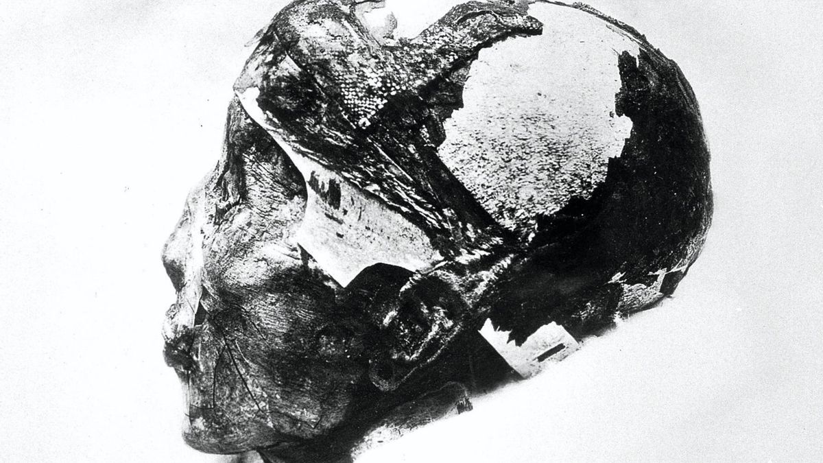 El equipo de Howard Carter rompió el cuerpo al intentar separarlo del ataúd