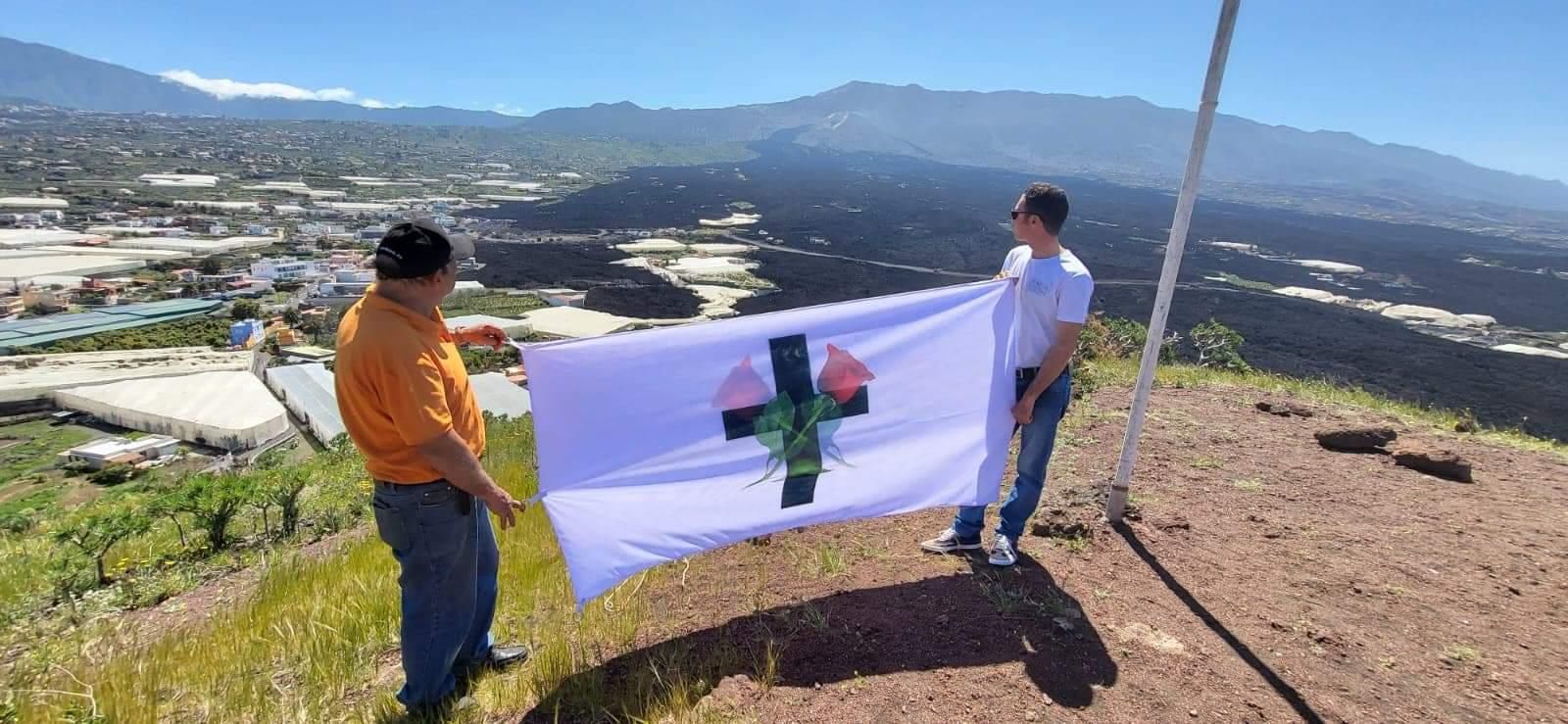 El gallardete tiene una cruz negra y dos rosas.