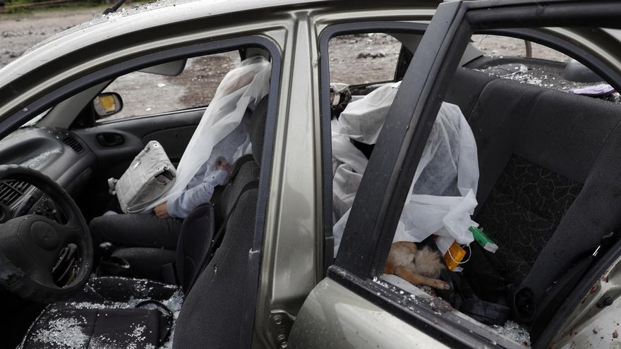 Víctimas dentro de su coche tras el ataque ruso contra un convoy civil humanitario en Zaporiyia, este viernes.