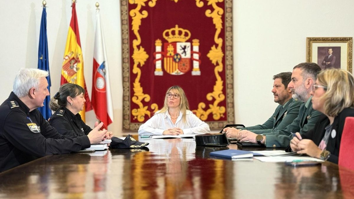 Delegada del Gobierno en Cantabria con Guardia Civil y Policía Nacional