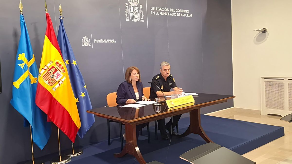 La delegada del Gobierno en Asturias, Adriana Lastra, junto al jefe superior de Policía de Asturias, Jorge Ignacio Moreno, durante la rueda de prensa.