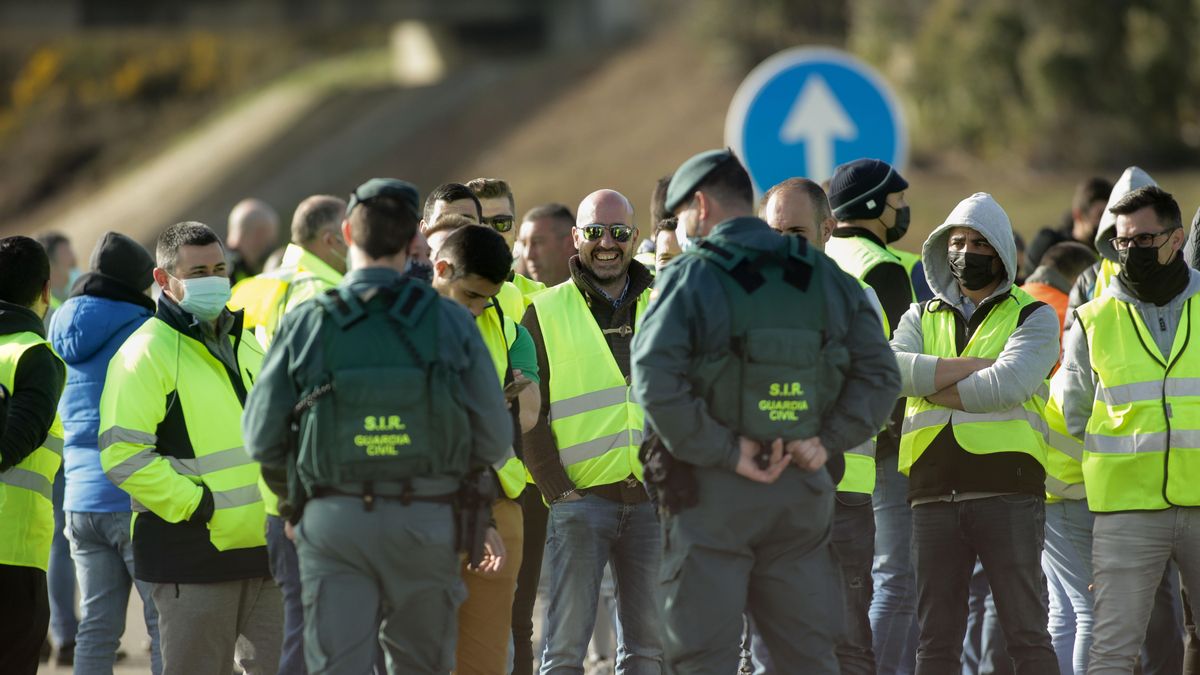 Dos agentes de la Guardia Civil hablan con los miembros de un piquete que han cortado la A-6 en ambos sentidos a la altura de Guitiriz, a 18 de marzo de 2022, en Guitiriz, Lugo, Galicia (España).