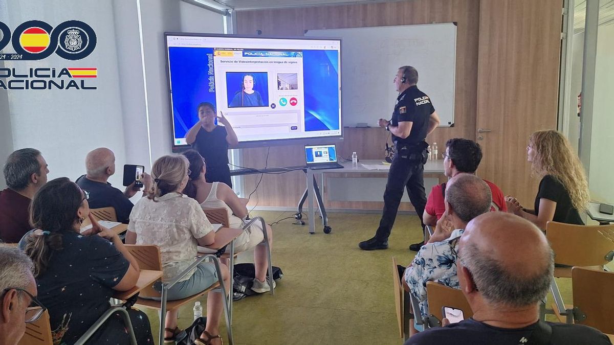 La Policía Nacional forma a personas sordas de La Rioja en el uso de herramientas de seguridad inclusiva