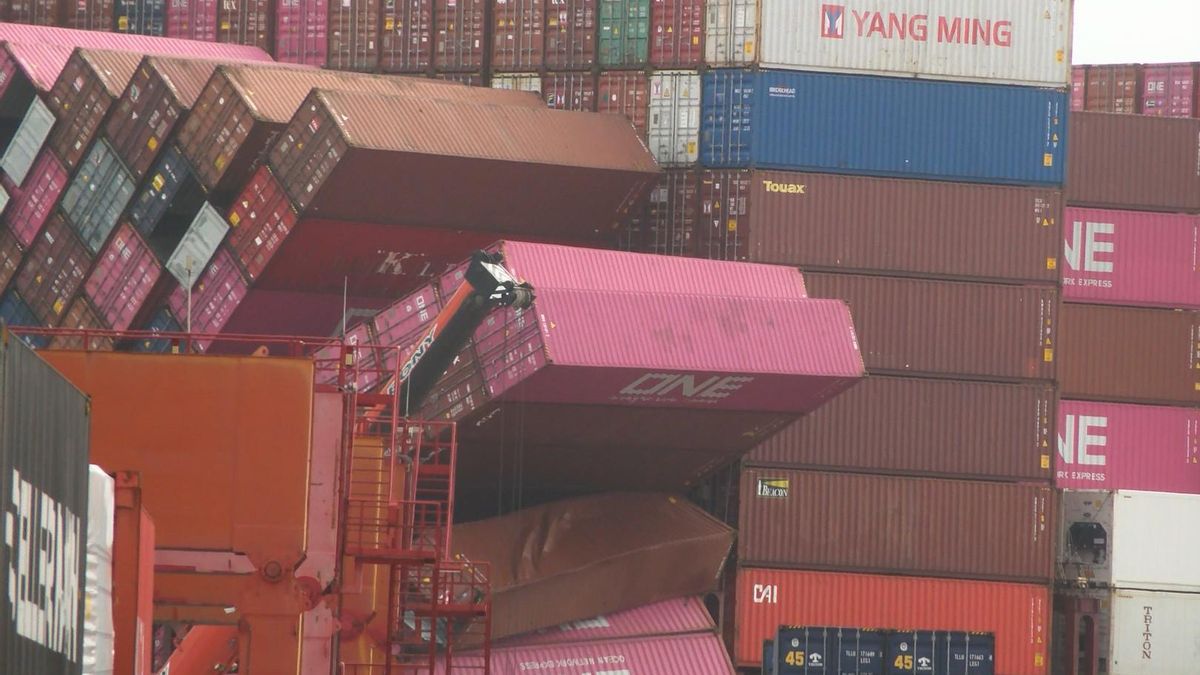 Los 45 contenedores que perdió un buque al sufrir un golpe de mar y que lo obligó a atracar en el Puerto de Las Palmas este miércoles.