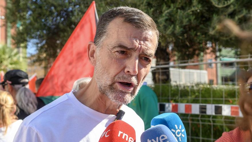 El coordinador general de IU, Antonio Maíllo, atiende a los medios durante la manifestación celebrada este sábado en Sevilla para apoyar el fin del genocidio en Gaza.