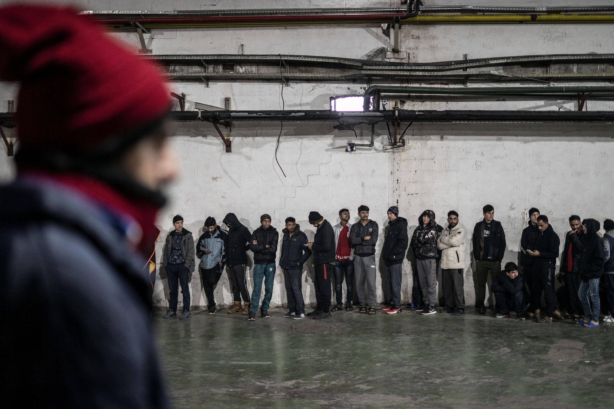 Cola para acceder al comedor en el campo de Bira que la Organización Mundial para las Migraciones (OIM) gestiona en la ciudad bosnia de Bihac