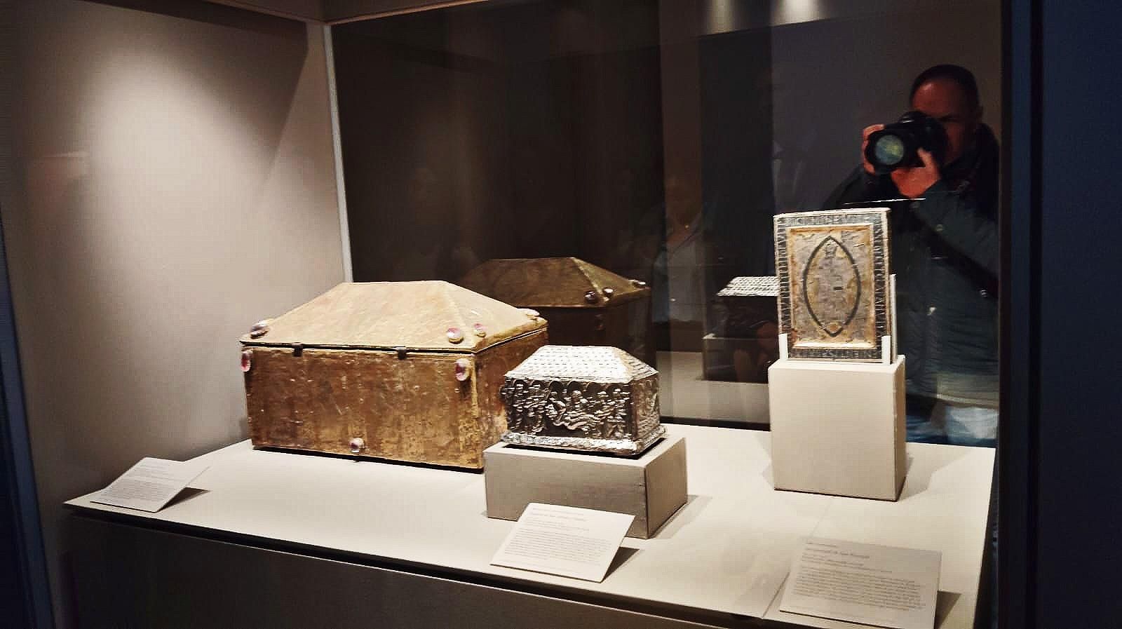 La dorada es la Arqueta de Loarre (del reino aragonés y navarro) y la de plata es la arqueta de boñar (del MET).