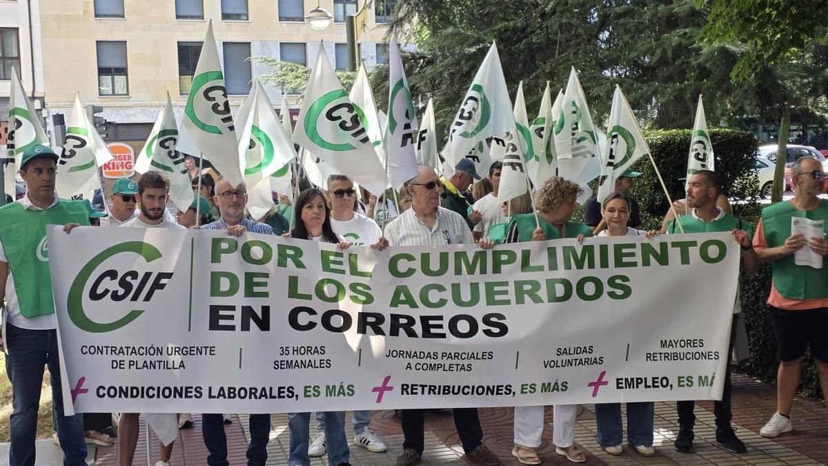 Trabajadores de Correos de León se suman a la protesta nacional para exigir aumento de plantilla
