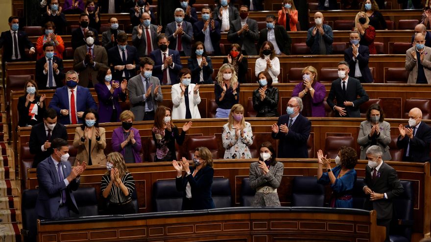El presidente del Gobierno, Pedro Sánchez (i) aplaude junto al resto de la bancada del Gobierno durante el pleno celebrado este jueves en el Congreso. EFE/Juan Carlos Hidalgo