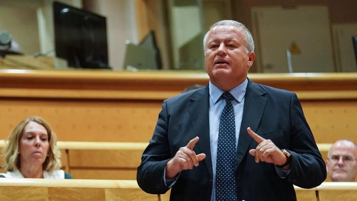 Un senador del PP por Murcia se graba conduciendo para advertir a Puente sobre la comisión de investigación de Adamuz: "Toma nota"