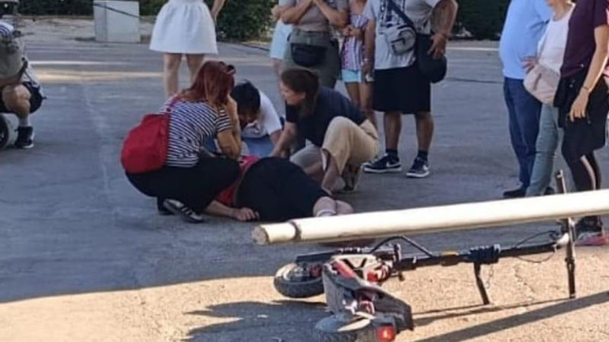 Patinete impactado contra el poste caído