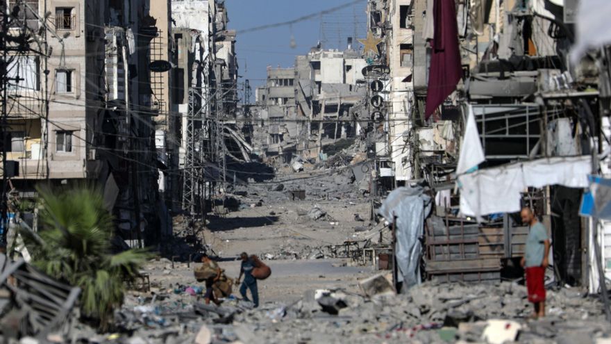 Palestinos transitan por una calle de Al-Nassr en Ciudad de Gaza.