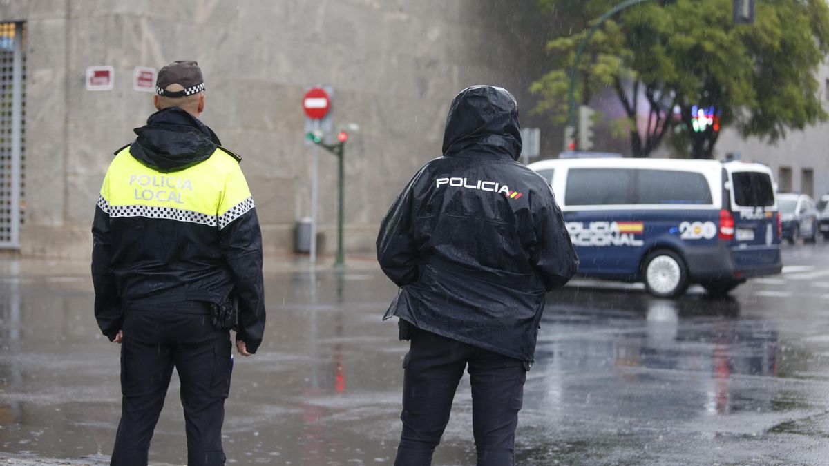 Policía Local y Nacional, ante la estación de autobuses de Córdoba