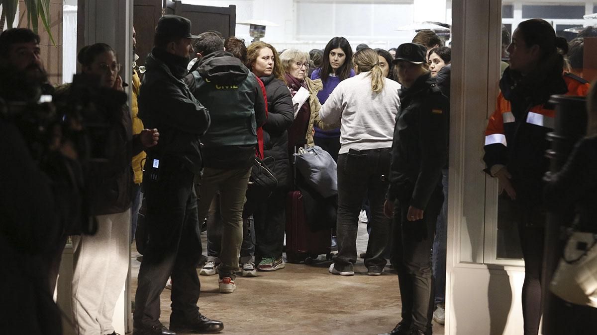 Pasajeros del tren descarrilado son trasladados a la caseta municipal de Adamuz