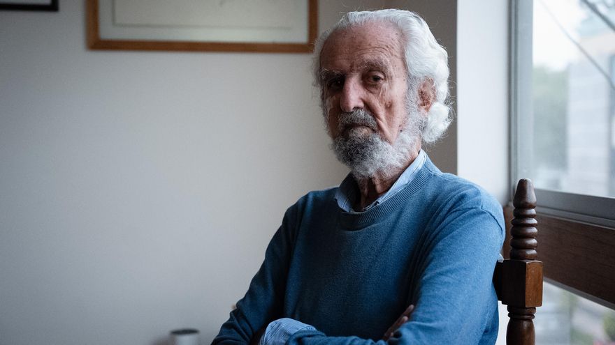 Alberto Chirif en su casa, en Lima (Perú).