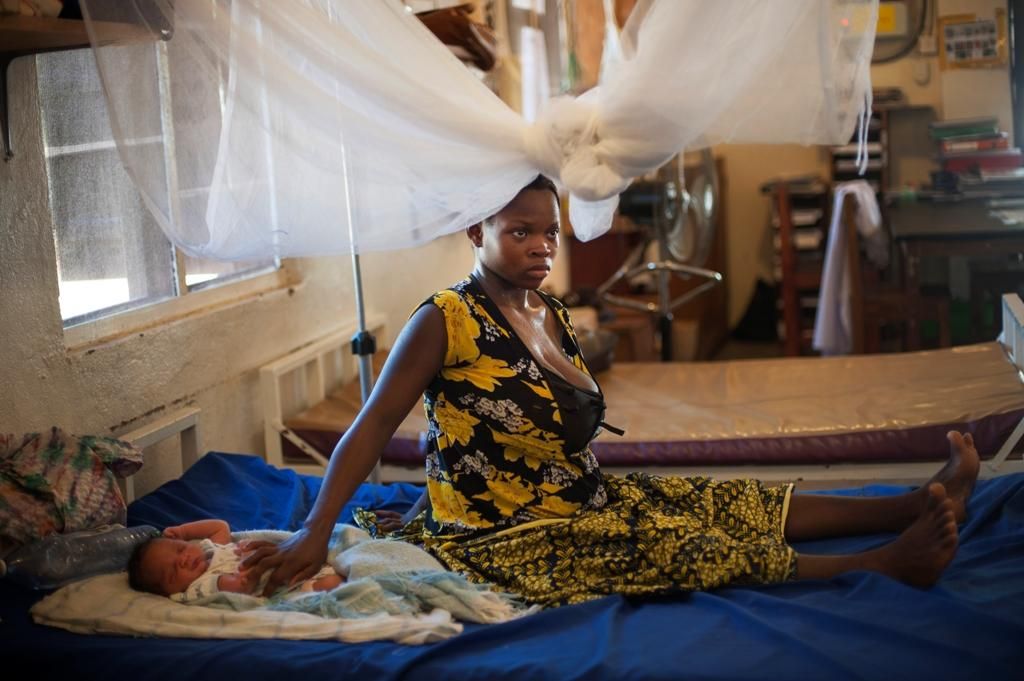 En el caso de Sierra Leona, las estadísticas revelan que la mortalidad materna en el distrito de Bo cayó un 61% frente al resto del país. Manu Abu, cuyo parto se consideaba de alto riesgo, ha tenido a su segundo hijo por cesárea. Fotografía: Lynsey Addario/ VII