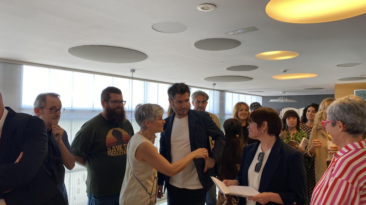 Escriptors i llibreters damnificats per la DANA en una trobada pel Tren de la Cultura