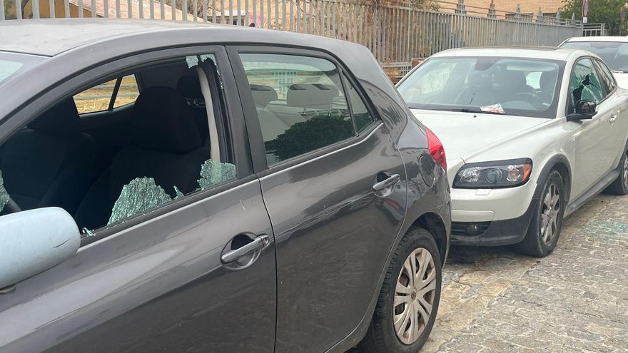 Destrozan una treintena de coches de una misma calle de Sevilla