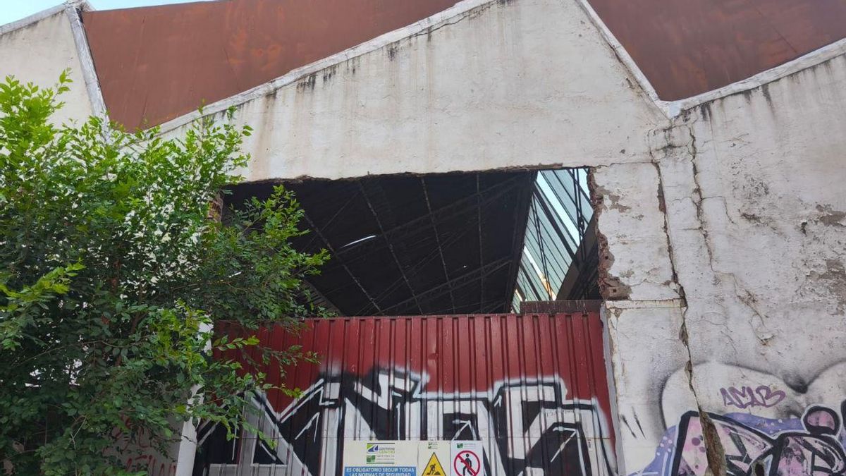 Imagen en la que se observa la retirada del falso techo y la rotura del fibrocemento en la nave.