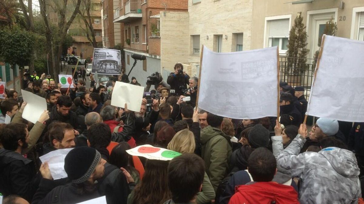 Activistas de la PAH ante el domicilio de la vicepresidenta del Gobierno / @cebotwit
