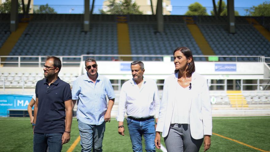 Un momento de la visita de Maroto al estadio de Carabanchel