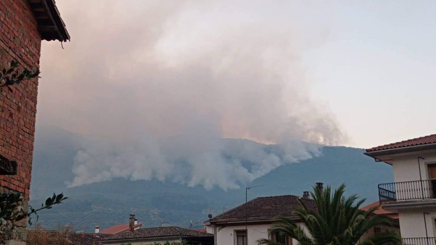 Estado del incendio en La Garganta de los Infiernos del Valle del Jerte a primera hora de este domingo