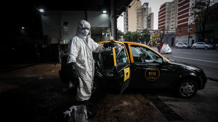 Taxis de Buenos Aires se visten de ambulancias para ayudar contra la covid-19