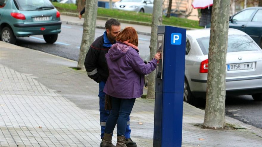 César Sánchez / ICAL. Usuarios pagando el servicio de aparcamiento de la zona azul también denominado ORA (Ordenanza Reguladora del Aparcamiento), en Ponferrada.