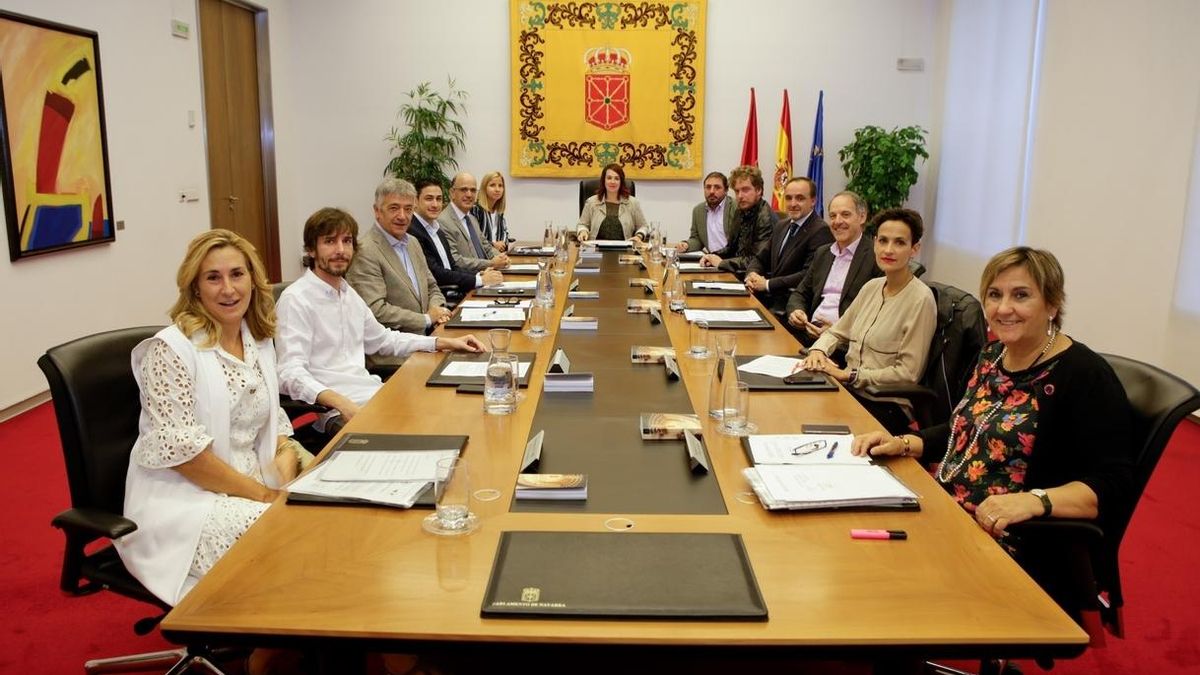 El Parlamento de Navarra rechaza los homenajes que se realicen a miembros de ETA, con la abstención de EH Bildu