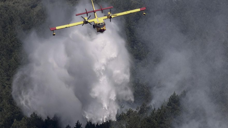 Un hidroavión trabaja en las labores de extinción del incendio declarado esta noche en la Sierra de Leyre. EFE/ Jesús Diges