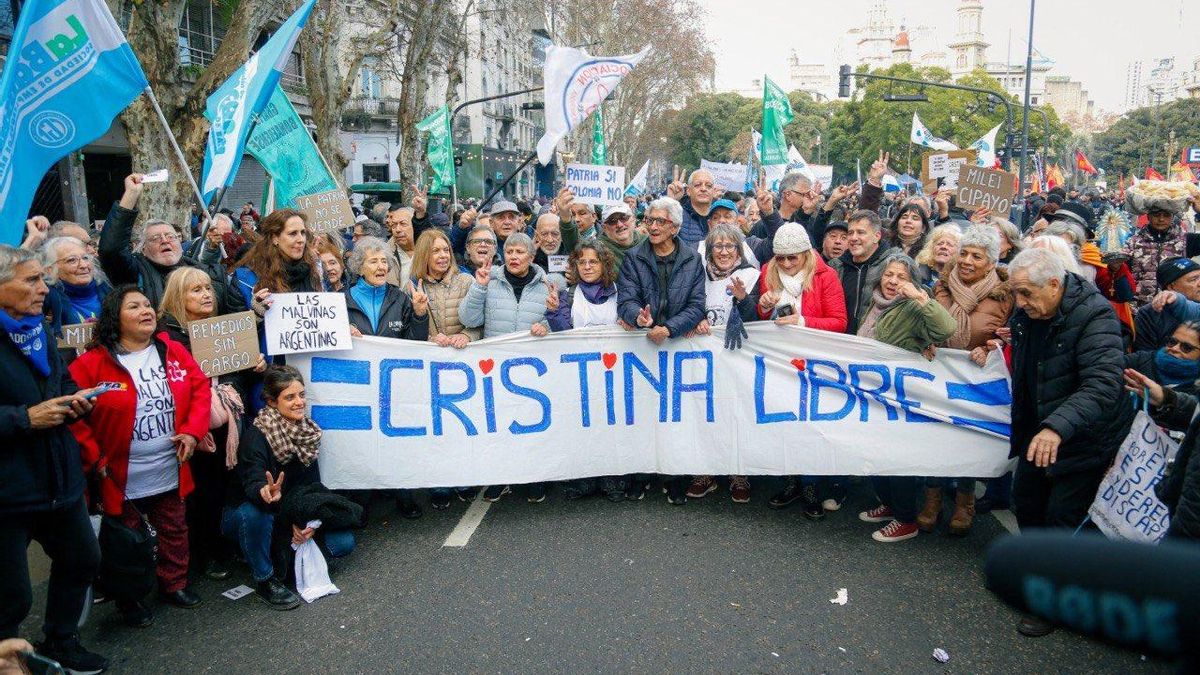 La bandera "Cristina libre" en la columna de La Cámpora