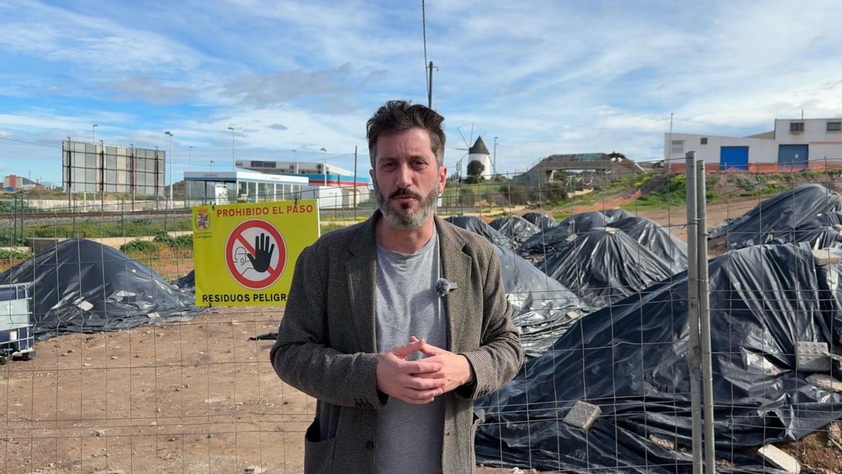 Podemos denuncia que las tierras contaminadas de la parcela municipal de Los Mateos en Cartagena apenas están cubiertas por una lona de plástico