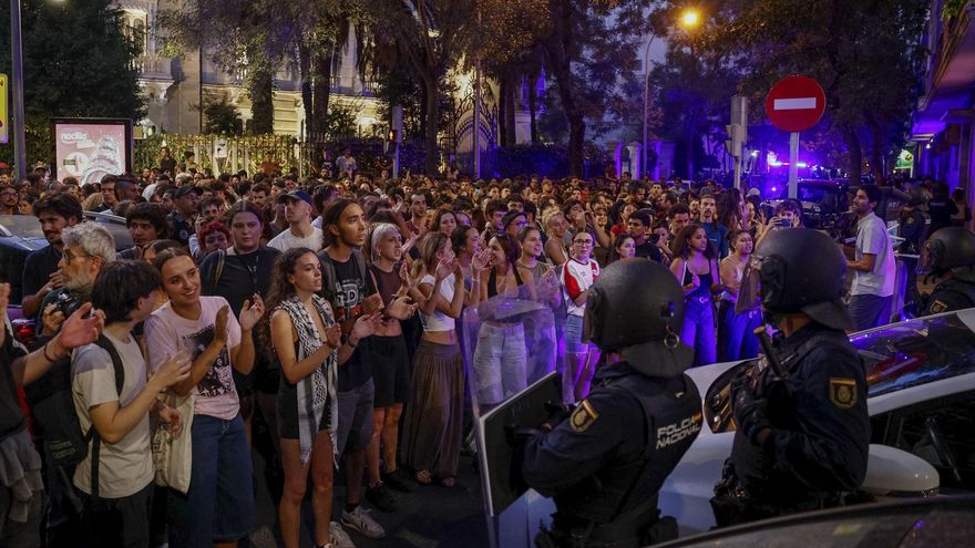 Varios centenares de personas se han concentrado frente al polémico ático comprado por la Comunidad de Madrid en el barrio de Chamberí.