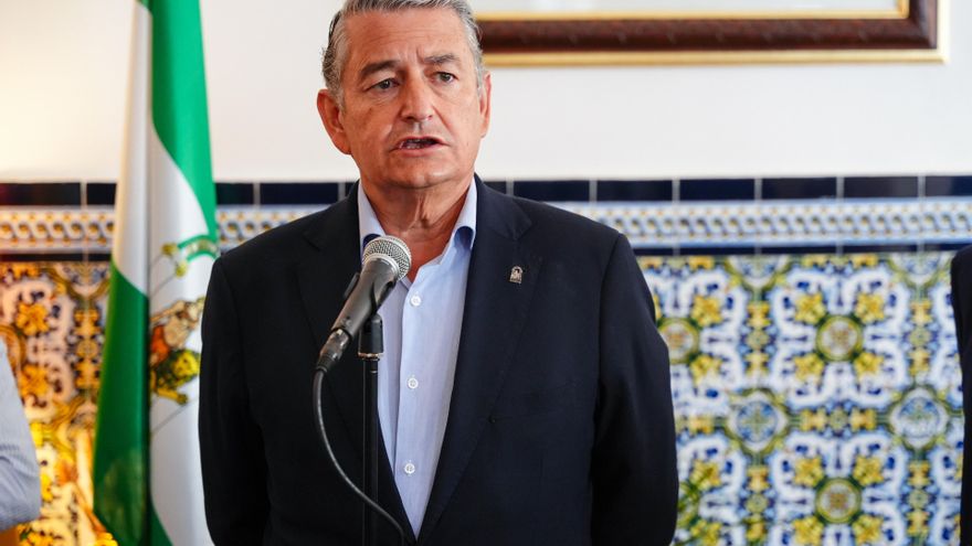 El consejero de la Presidencia, Interior, Diálogo Social y Simplificación Administrativa de la Junta de Andalucía, Antonio Sanz, en Cazalla de la Sierra (Sevilla). (Foto de archivo).
