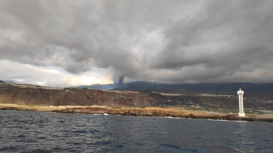 La colada de lava avanza más lenta hacia el mar al quedar embalsada en una vaguada a unos 3 kilómetros de la costa