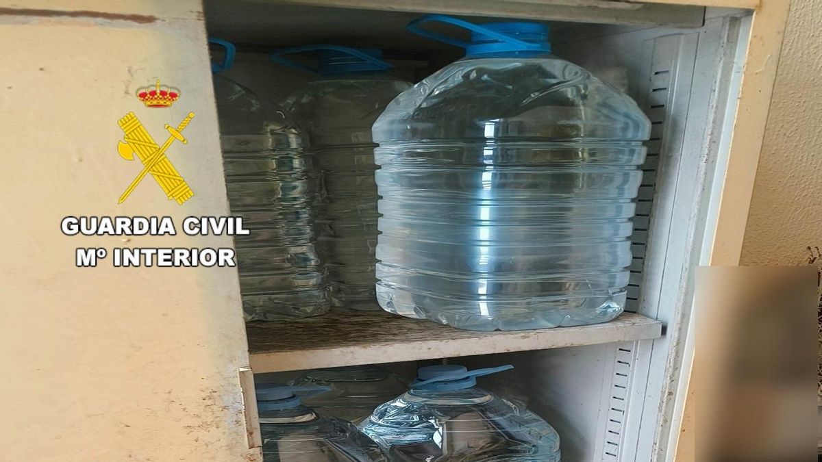 La Guardia Civil interviene más de 360 litros de orujo ilegal en establecimientos hosteleros de la provincia de León