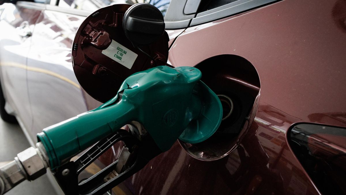 Un empleado suministra un biocombustible a un vehículo, en una fotografía de archivo. EFE/ Isaac Fontana