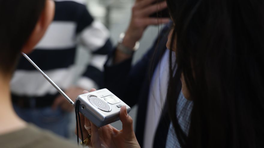 Un día sin móvil: los jóvenes aprovechan para desconectar, los mayores se pegan a la radio