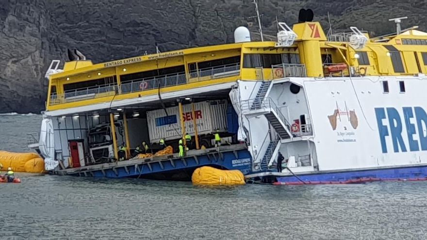 Se descarta peligro de hundimiento del barco encallado en Agaete pese a las vías de agua y las roturas de sus tanques