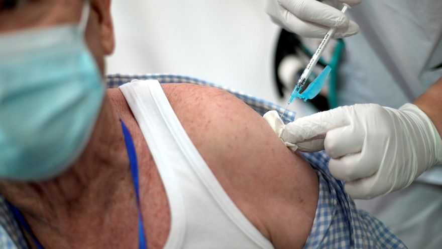 Un hombre recibe la vacuna de Pfizer en el pabellón de Expocoruña en A Coruña. EFE/ Moncho Fuentes