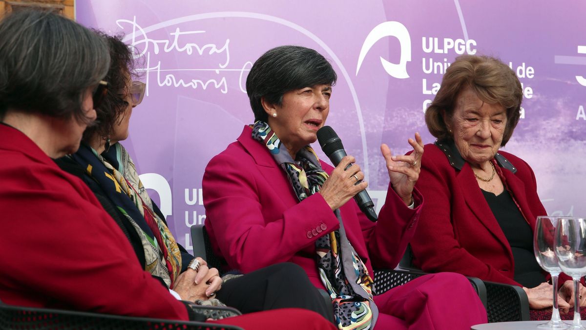 Dolores Castro y a su derecha Antonia Trichopoulou