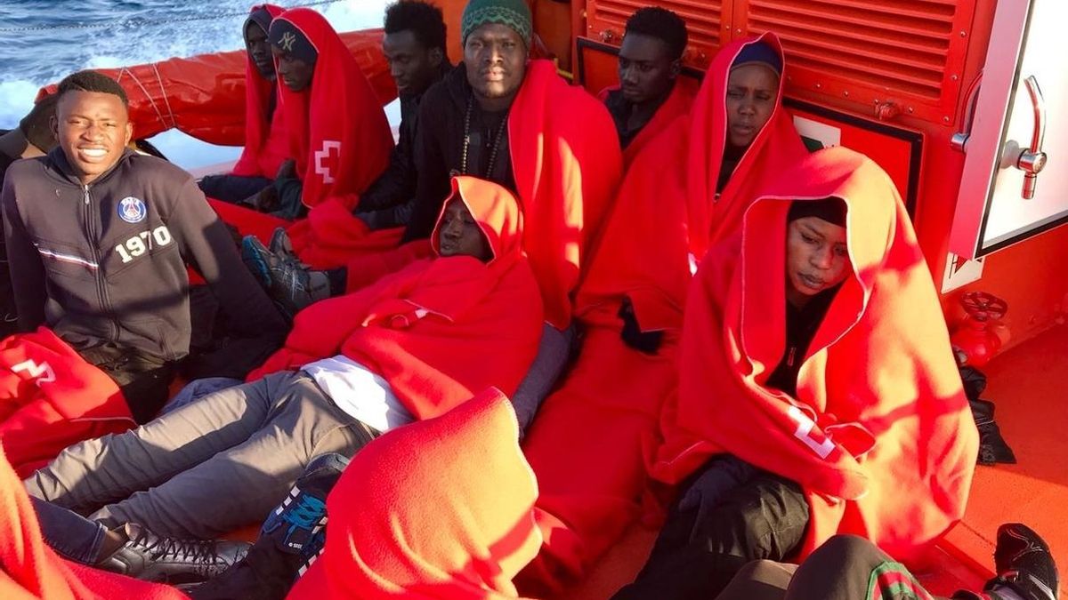 El alcalde de Barbate, con más de 300 inmigrantes en el pabellón municipal, pide recursos al Gobierno